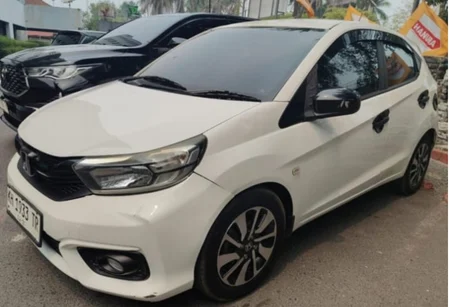 Honda Brio putih