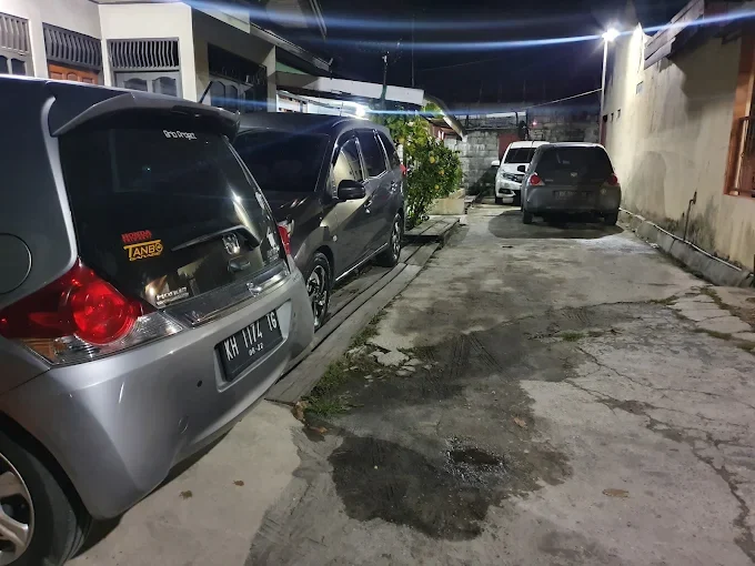 Unit siap jalan di garasi Rental Mobil Adrian